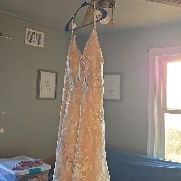 Elegant Lace Wedding Dress in Cream - Picture 8 of 9